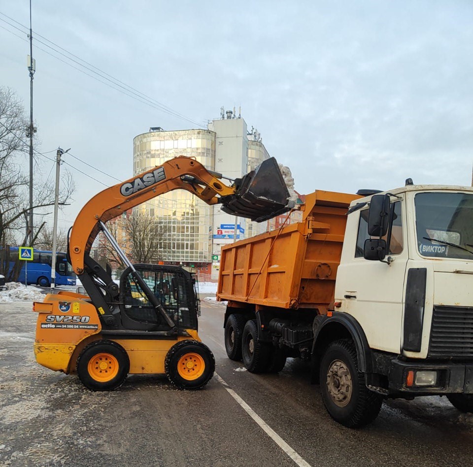 Дорожные и коммунальные службы Долгопрудного продолжают уборку дорог и улиц  - Официальный сайт администрации города Долгопрудный